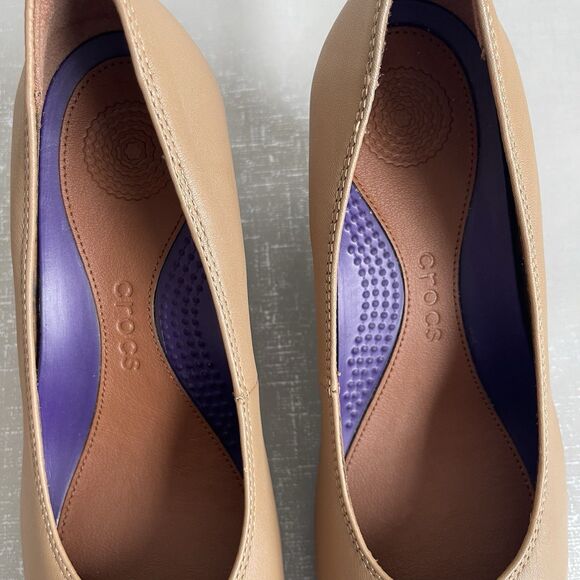 Crocs Women's A-Leigh Closed Toe Wedge Heels Size 6 Tan Beige Preppy - Picture 4 of 11